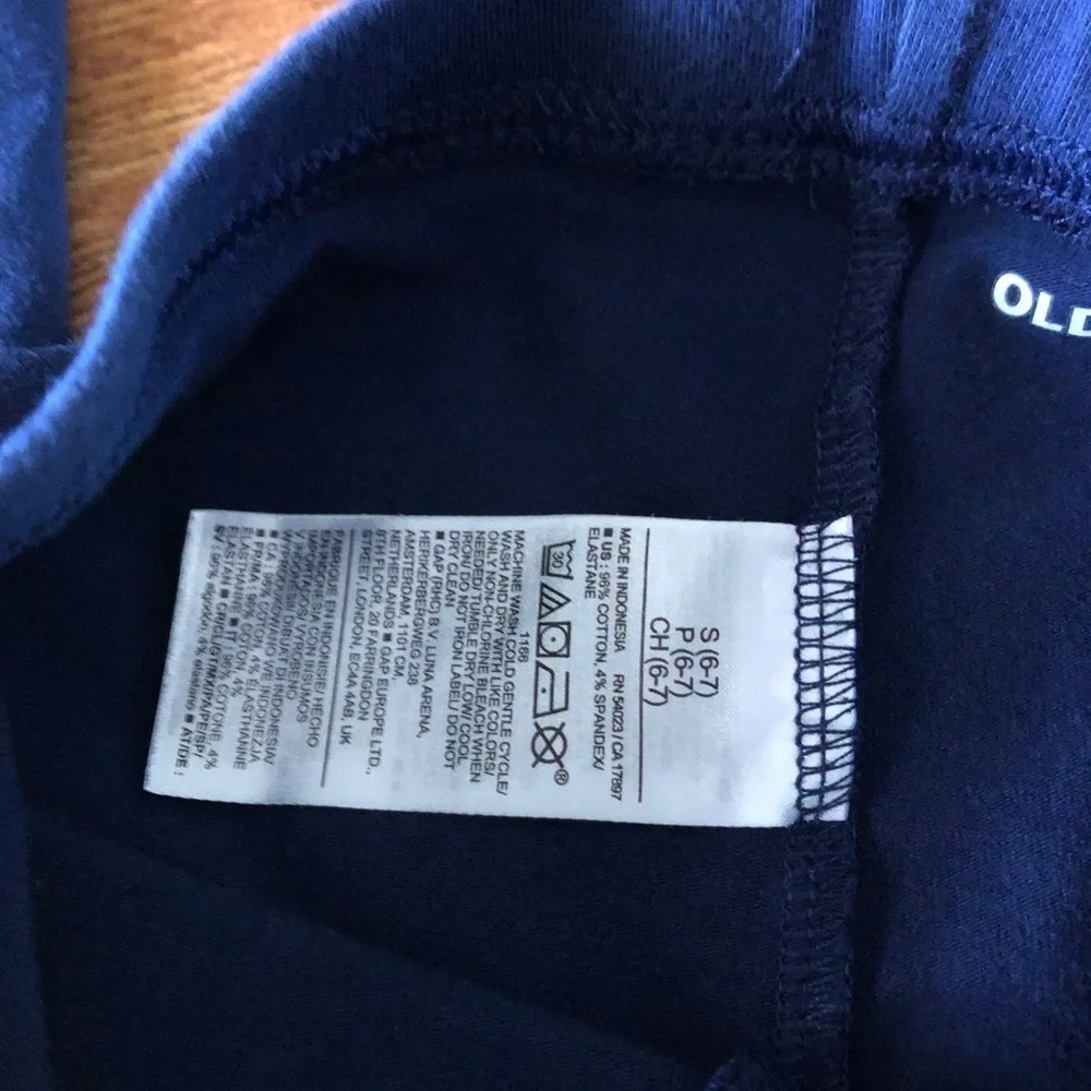 Old Navy navy built-in tough leggings in size S (6-7)